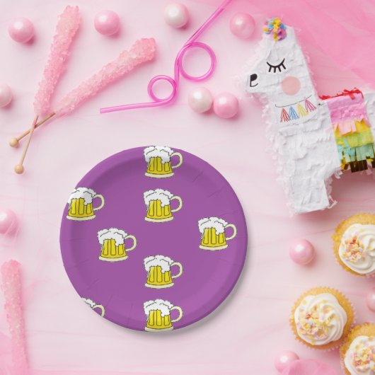 Assiettes En Carton Tasse à bière mousseuse sur violet (Fête)