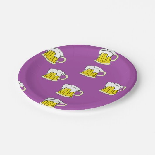 Assiettes En Carton Tasse à bière mousseuse sur violet (Angle)
