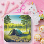 Assiettes En Carton Tente dans une belle forêt au bord d'un lac (Fête)