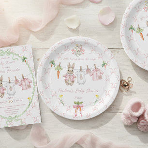 Assiettes En Carton Tenue de fille lapin rose mignonne sur fil à linge