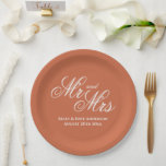 Assiettes En Carton Terracotta orange papier personnalisé plaque de ma<br><div class="desc">Plaque de mariage en papier personnalisé en terre cuite. Elégant script typographie design modèle pour une soirée de réception soignée. Couleur hexadécimale personnalisable pour correspondre à votre thème. Personnalisez avec M. et Mme le nom de la mariée et du marié plus la date du mariage. Fournitures de fête glamour pour...</div>