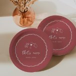 Assiettes En Carton "That's Amore" Fête des mariées manuscrite<br><div class="desc">Ce magnifique design de douche nuptiale d'inspiration italienne présente un style manuscrit en lettrage cursif accentué d'une bordure en ruban ondulé en blanc sur un arrière - plan rouge. Des illustrations dessinées à la main de pâtes de cravate arc, de vin et d'un citron sicilien complètent le design pour un...</div>