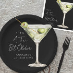 Assiettes En Carton Tini Bit Ancien Martini<br><div class="desc">Tini Bit Plus Ancienne Plaque Papier Anniversaire. Ce design ludique est composé d'un verre martini vert d'eau muet avec olives sur le côté droit, dressé contre un arrière - plan noir audacieux. L'expression "A Tini Bit Older" apparaît en haut dans un texte manuscrit blanc immaculé pour une ambiance amusante et...</div>