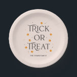 Assiettes En Carton Tracé ou traitement Plaques de fête d'Halloween<br><div class="desc">Célébrez dans le style avec des assiettes de fête sur mesure! Conçu par Berry Berry Sweet (www.berryberrysweet.com). Les articles correspondants sont disponibles à notre magasin ou sur demande.</div>