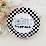 Assiettes En Carton TRAVIS Blue One Happy Dude Smile Face Anniversaire<br><div class="desc">Cette plaque de papier de premier anniversaire de l'homme heureux comporte une police rétro amusante et un visage souriant bleu avec un arrière - plan à damiers. Cette assiette est parfaite pour votre petit homme pour fêter son premier grand anniversaire ! Associez-vous à tout ce qui se trouve dans la...</div>