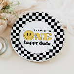 Assiettes En Carton TRAVIS One Happy Dude Smile Face Anniversaire<br><div class="desc">Cette plaque de papier de premier anniversaire de l'homme heureux comporte une police rétro amusante et un visage souriant jaune avec un arrière - plan à damiers. Cette assiette est parfaite pour votre petit homme pour fêter son premier grand anniversaire ! Associez-vous à tout ce qui se trouve dans la...</div>