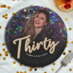 Assiettes En Carton Trente 30e anniversaire de la photo script personn<br><div class="desc">Trente parties scintillant or et argent affectent texte script photo moderne plaques de fête. Personnalisez ce script de fête de 30e anniversaire photo plaque d'anniversaire avec votre propre nom de fille d'anniversaire et une photo de votre fille d'anniversaire. D'autres années et les articles correspondants sont disponibles. © Design original par...</div>