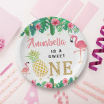 Assiettes En Carton Tropical Summer Beach Luau Girls 1er anniversaire<br><div class="desc">Célébrez dans le style avec ces assiettes de papier tendance 1er anniversaire. Le design est facile à personnaliser avec votre propre libellé et votre famille et vos amis seront ravis de voir ces fabuleuses assiettes de fête.</div>