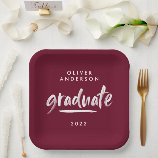 Assiettes En Carton Typographie de script moderne burgundy graduation (Mariage)