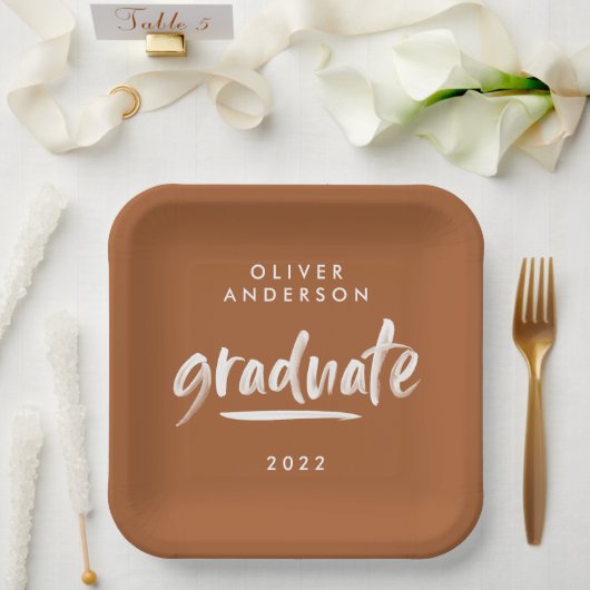 Assiettes En Carton Typographie de script moderne graduation en terre  (Mariage)