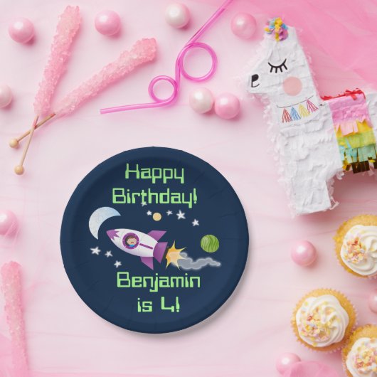 Assiettes En Carton Un adorable vaisseau-fusée dans l'espace dessin an (Fête)