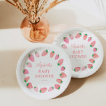Assiettes En Carton Un Baby shower de fraises doux au Berry<br><div class="desc">Cute fraises baby showers plaques de papier.</div>