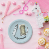 Assiettes En Carton Un bébé brasse des plaques de papier (Fête)