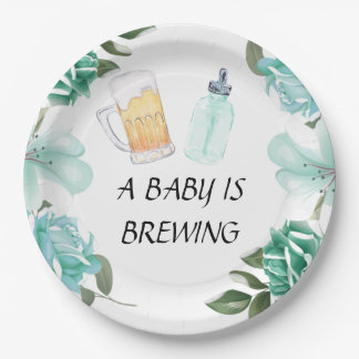 Assiettes En Carton Un Bébé Brasse Une Plaque De Papier