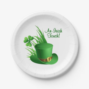 Assiettes En Carton Un chapeau de lutin à touche irlandaise dans l'her