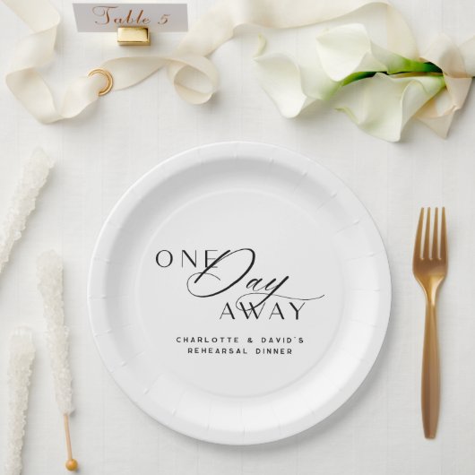 Assiettes En Carton Un Jour De Répétition Dîner Élégant Moderne (Mariage)