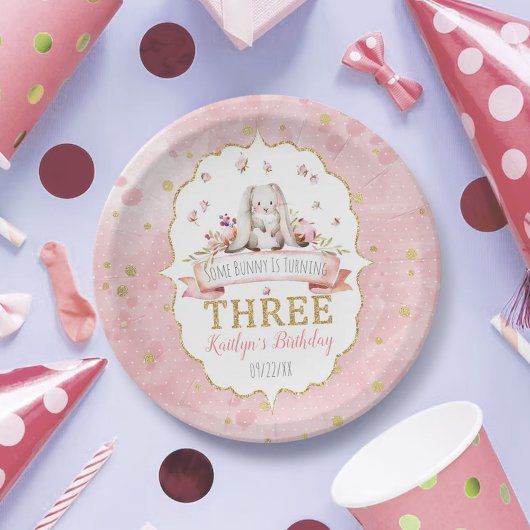 Assiettes En Carton Un lapin est en train d'atteindre trois 3ème anniv