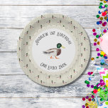 Assiettes En Carton Un Lucky Duck Mallard 1er anniversaire<br><div class="desc">"One Lucky Duck" 1er Anniversaire Mallard Thème Célébrez le premier anniversaire de votre petit avec ce charmant "One Lucky Duck" peint à la main design de canard mallard ! Doté d’un doux canard colvert peint à la main et d’une typographie géologique, ce design donne un ton ludique et mémorable à...</div>