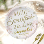Assiettes En Carton Un petit Baby shower de flocon de neige Personnali<br><div class="desc">Calligraphie adorable avec des flocons de neige,  invitation à la douche pour bébé sur le thème de l'hiver. Facile à personnaliser avec vos détails. Vérifiez la collection pour rechercher les éléments correspondants comme cartes de boîtier.</div>