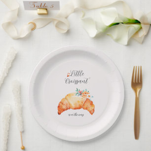 Assiettes En Carton Un Petit Croissant Se Trouve Sur Le Chemin Du Baby
