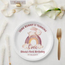 Un petit lapin fête son premier anniversaire