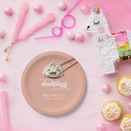 Assiettes En Carton Un Peu De Dumpling Est En Chemin Baby shower (Fête)