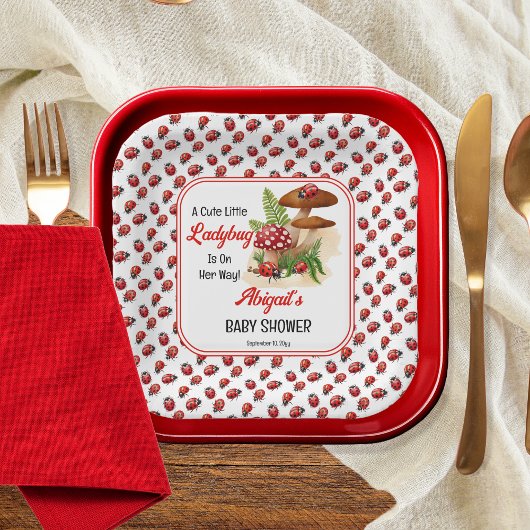 Assiettes En Carton Une Mignonne Petite Ladybug Est En Chemin De Baby