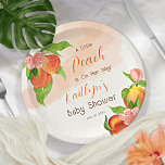 Assiettes En Carton Une Petite Pêche Est En Chemin Fille Baby shower<br><div class="desc">Fêtez l'arrivée prochaine d'une petite fille précieuse avec notre modèle baby shower enchanteur "Une petite pêche est en route !". Ce design enchanteur présente une branche de fruits de pêche gracieuse ornée de pêches luxueuses et de fleurs délicates, le tout face à un arrière - plan d'aquarelle apaisant couleur pêche....</div>