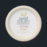 Assiettes En Carton Une Plaque Papier Grotte Anniversaire<br><div class="desc">Cute et coloré "un peu de lapin" plaque de papier fête d'anniversaire. Typographie pastel avec accent oreille lapin. Bordure motif en vannerie dessinée à la main,  jaune poussiéreux.</div>