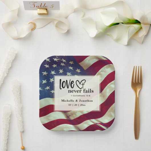 Assiettes En Carton USA Flag Love n'échoue jamais Mariage Bible Verse (Mariage)