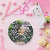 Assiettes En Carton Vélos et panier dans le jardin (Fête)