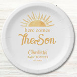 Assiettes En Carton Voici Le Baby shower Fils<br><div class="desc">Décorez le baby shower de votre garçon sur le thème du soleil avec ces adorables plaques en papier. Ils présentent le texte "Here Comes The Son" dans une typographie élégante avec un soleil aquarelle jaune. Facile à personnaliser. Aquarelle originale © Michele Davies.</div>