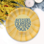 Assiettes En Carton Voici le Baby shower Son Retro<br><div class="desc">Célébrez la joie du soleil avec notre plaque de papier baby shower "Here Comes the Son" ! Admirez l'excitation, en attendant avec impatience l'arrivée de votre petit homme. La chaleur, le bonheur et une vie pleine de souvenirs chéris se profilent à l'horizon, alors que nous accueillons le plus récent ajout...</div>