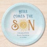 Assiettes En Carton Voici Le Baby shower Son Sunshine<br><div class="desc">Ces assiettes en papier baby shower pour garçon mignon présentent le texte "Here Comes The Son" en typographie rétro avec un soleil d'aquarelle jaune souriant et ciel bleu. Facile à personnaliser. Parce que nous créons notre oeuvre, vous ne trouverez pas cette image exacte d'autres designers. Aquarelle originale © Michele Davies....</div>