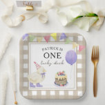 Assiettes En Carton Watercolor Duckking 1er anniversaire<br><div class="desc">LUCKY DUCK. Fête anniversaire de enfant de l'aquarelle. Aquarelle mignonne canard dans le casquette d'anniversaire,  gâteau aux baies,  ballon violet,  guirlande festive de drapeaux. Arrière - plan en cage beige-marron.</div>