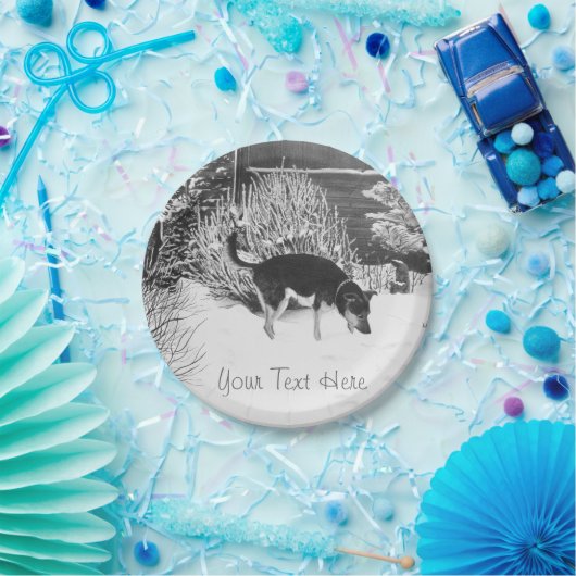 Assiettes En Carton Winter snow scene with cute black and tan dog (Fête)