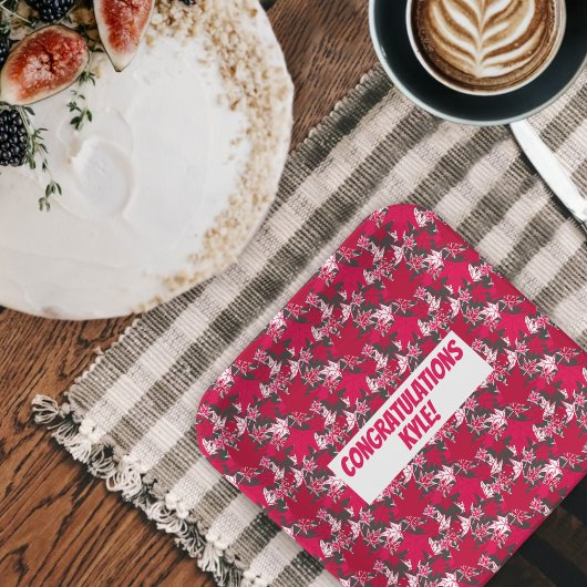 Assiettes en papier avec feuilles d'érable sur fon