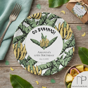Assiettes en papier blanc avec feuilles de bananie