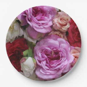Assiettes en papier fleuries avec des roses et des