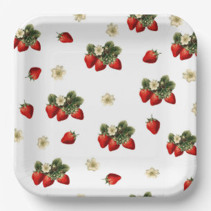 Assiettes en papier fraise avec fleurs sur fond bl