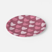 Assiettes en papier rouge framboise à motif de cœu (Angle)