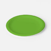Assiettes en papier vert uni. (Angle)