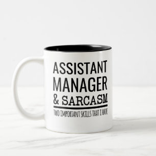 Assistent-manager en sarcasme twee belangrijke vaa tweekleurige koffiemok