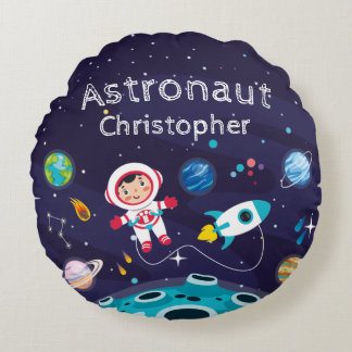 Astronaut child on the moon, monogrammed name rond kussen