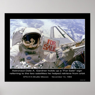Astronaut Dale A. Gardner houdt het bord "Voor ver Poster