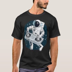 Astronaut die Platenspelers DJ speelt in ruimteste T-shirt