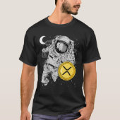 Astronaut die rimpelkleurige XRP-munten aan de maa T-shirt (Voorkant)
