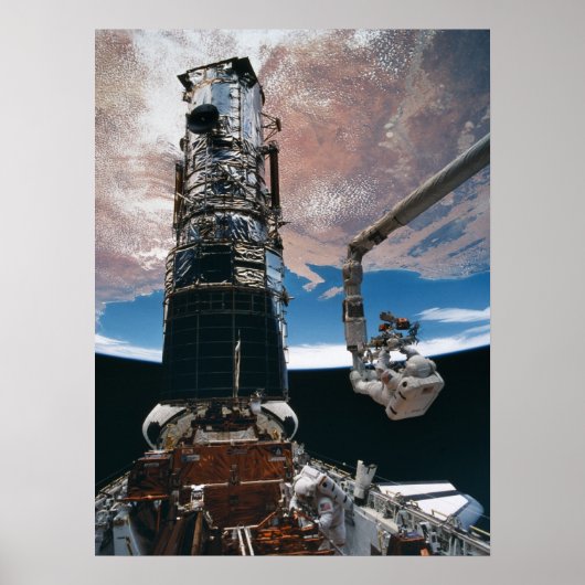 Astronaut die werkt aan de Hubble ruimtetelescoop Poster (Voorkant)