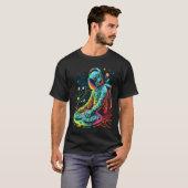 Astronaut DJ Playing Turntables in Space EDM cool  T-shirt (Voorkant volledig)