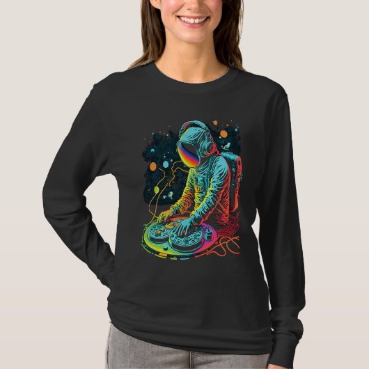 Astronaut DJ Playing Turntables in Space EDM cool  T-shirt (Voorkant)
